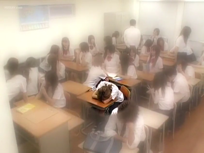 教室 · 困倦 · 制服裙 · 光线朦胧