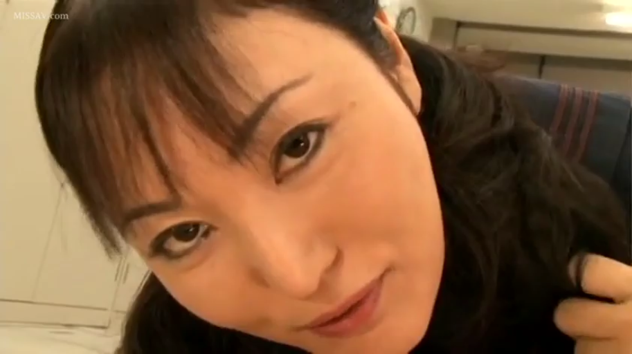 室内 · 俯身 · 脸部特写 · 微笑 · 对视 · 熟女 · 深色毛衣