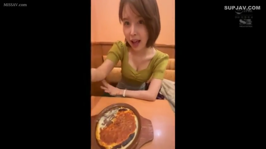 坐姿 · 半身 · 餐厅 · 短发 · 惊讶 · 用餐 · 食物 · 紧身低胸上衣