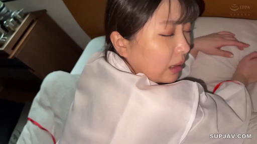 脸部特写 · 卧室 · 迷离 · 性行为 · 俯卧 · 枕头 · 白色睡袍