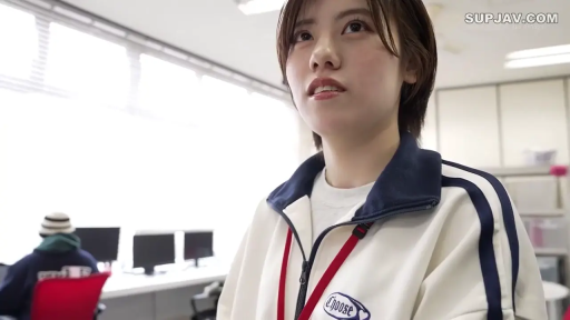 脸部特写 · 办公室 · 注视 · 工作证挂绳 · 深色条纹装饰