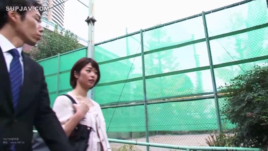 行走 · 中景 · 西装 · 户外