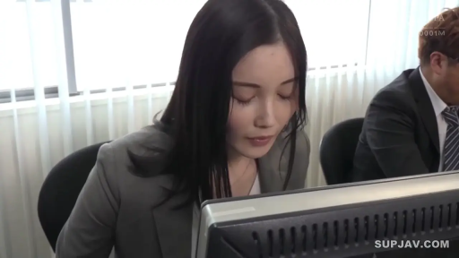 职业化 · 办公室 · 女性面部特写 · 内搭浅色衬衫