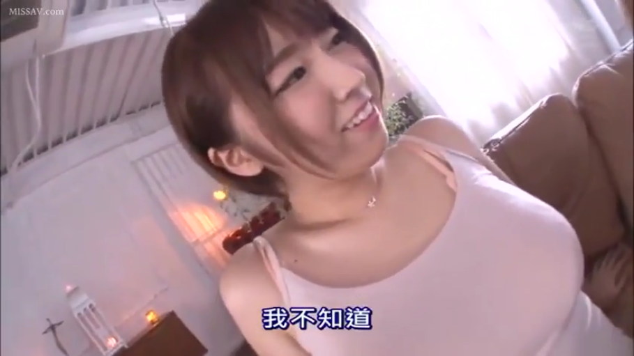 胸部のクローズアップ · 微笑着看着镜头 · リビング · 肉色内衣肩带 · 字幕显示“我不知道”