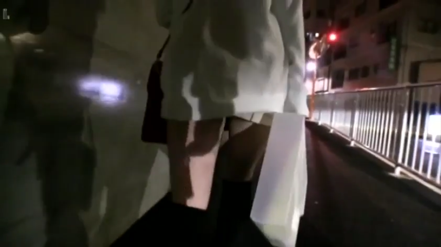 白色卫衣 · 人行道 · 裙底视角 · 购物袋 · 路灯灯光