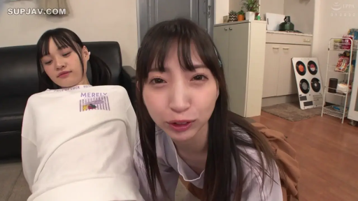 公寓 · 对着镜头互动 · 肩部特写 · 休闲上衣