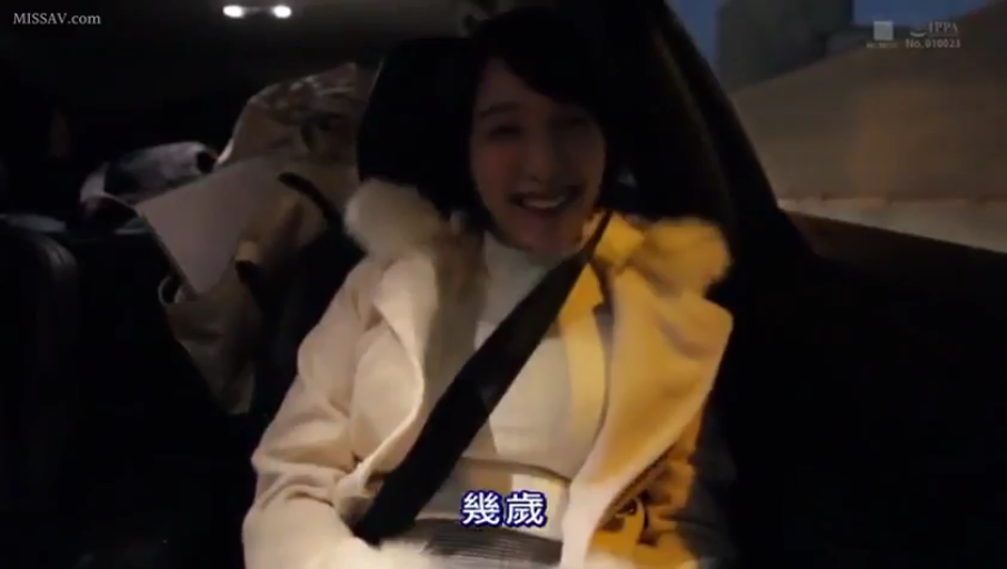 坐姿 · 交谈 · 微笑 · 上半身特写 · 安全带 · 夜间 · 轿车内 · 白色毛领大衣