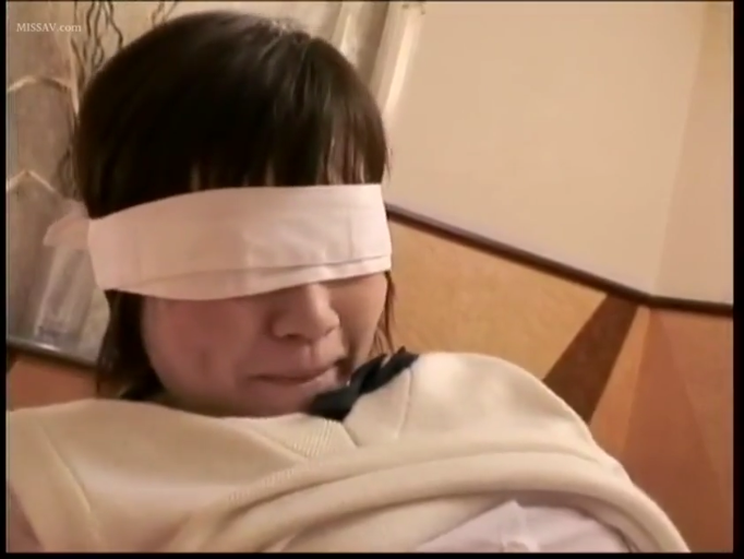 卧室 · 脸部特写 · 沉浸感 · 学生制服风格 · 白色眼罩