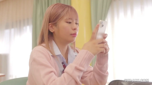 室内 · 坐姿 · 校服 · 中景 · 平静 · 手机 · 使用手机 · 染发