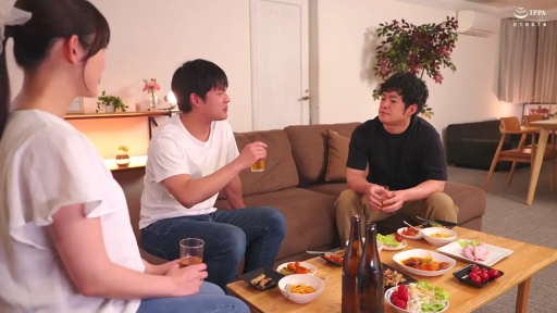 リビング · 深色T恤 · 啤酒 · 神态自然 · 酒桌场景
