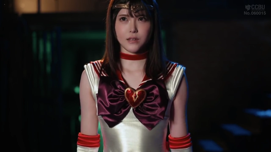 迷茫 · 面部特写 · 室内暗光环境 · 聚光灯照射 · 水手服式领口 · 美少女战士胸章