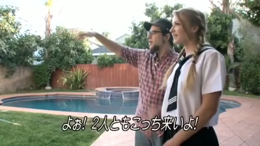 校服 · 站立 · 中景 · 微笑 · 剧情 · 指引 · 泳池 · 户外泳池