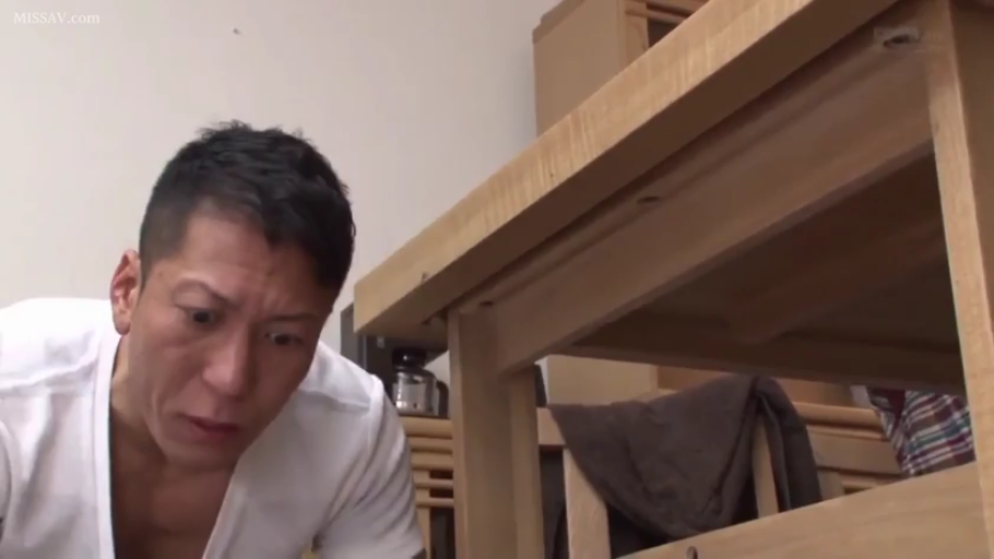 房间 · 瞪眼 · 白色T恤 · 男人面部特写