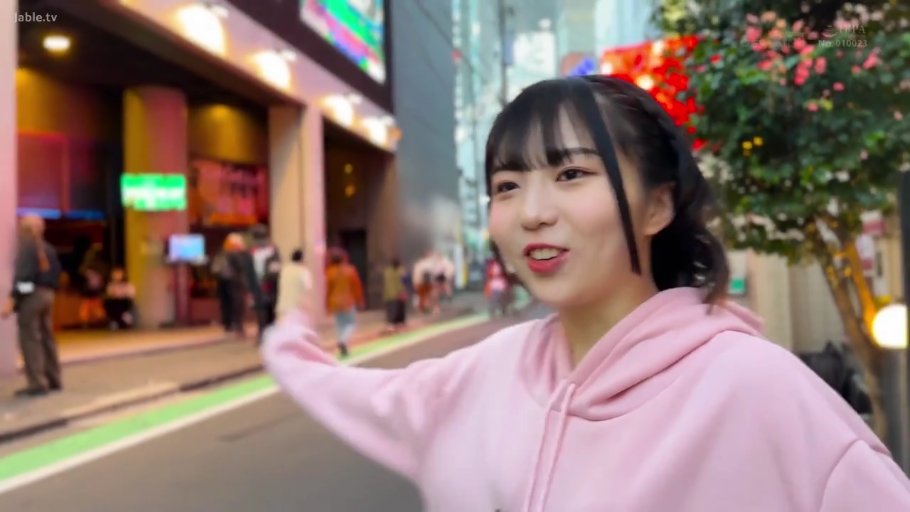 脸部特写 · 兴奋 · 繁华闹市 · 粉色连帽卫衣