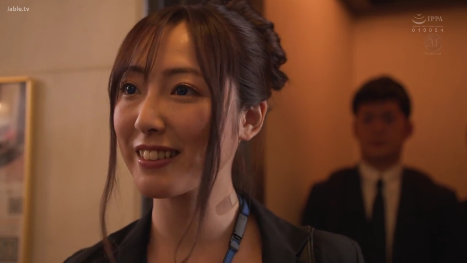 脸部特写 · 微笑 · 走廊 · 创可贴 · 黑色西装外套 · 颈部有创可贴