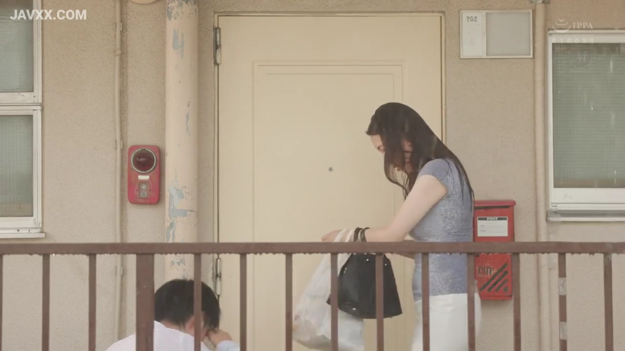 低头 · アパートの廊下 · 塑料购物袋 · 室外环境 · 女子身穿浅色短袖上衣和白色裤子