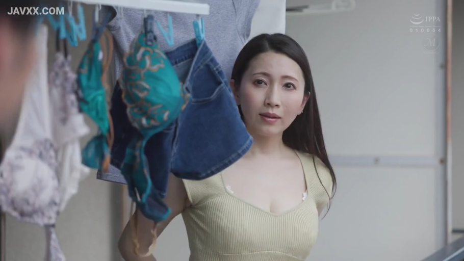 顔部のクローズアップ · 不安 · 衣夹 · 阳台 · 浅黄色针织上衣 · 晾衣架上有女性内衣