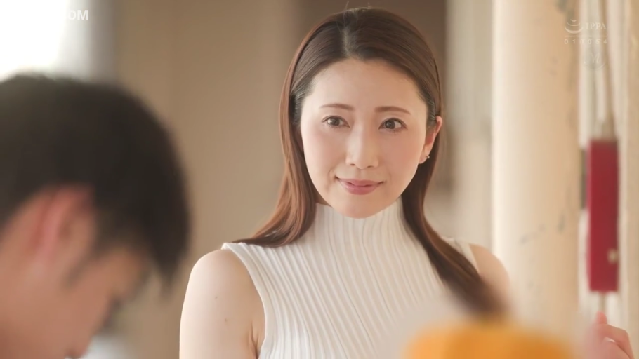 室内 · 柔和 · 面部特写 · 白色无袖针织衫