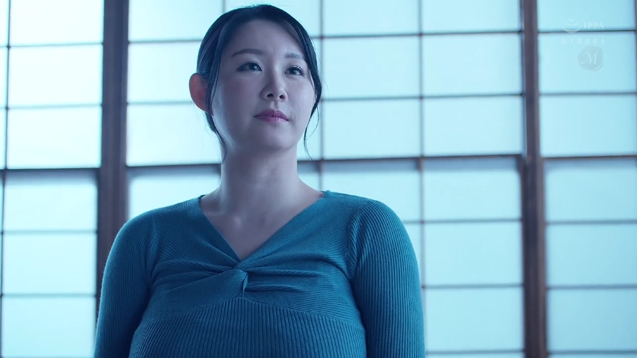室内 · 憂鬱 · 站立 · 半身 · 凝視 · 熟女 · 蓝绿色针织衫