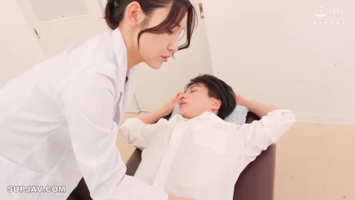 白大褂 · 俯身 · 专注 · 中近景 · 诊室 · 检查 · 诊查床 · 医生病人