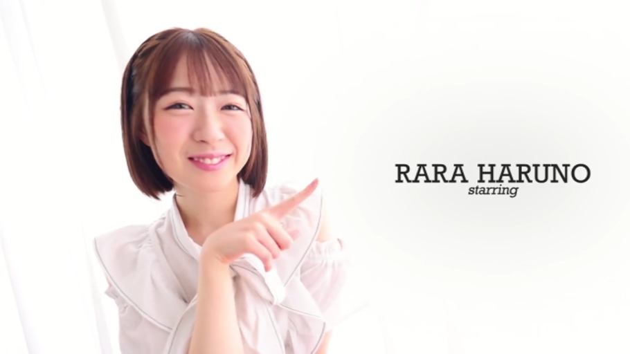 中景 · 面对镜头 · 室内摄影棚 · 白色荷叶边上衣 · 甜美笑容 · 指向侧面