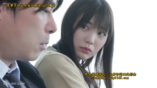 室内 · 坐姿 · 交流 · 针织衫 · 近景