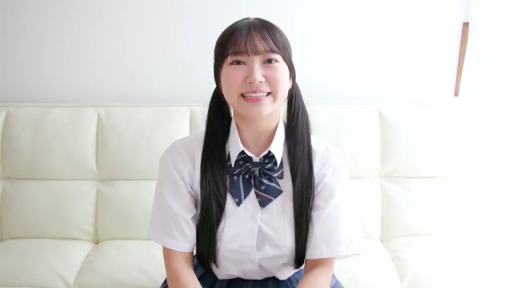 室内 · 坐姿 · 沙发 · 微笑 · 面对镜头 · 半身 · JK制服 · 双马尾