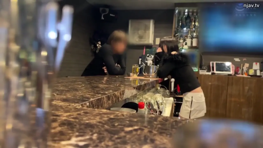 交谈 · 黑色上衣 · 酒杯 · 酒吧 · 偷拍视角 · 模糊 · 靠在吧台