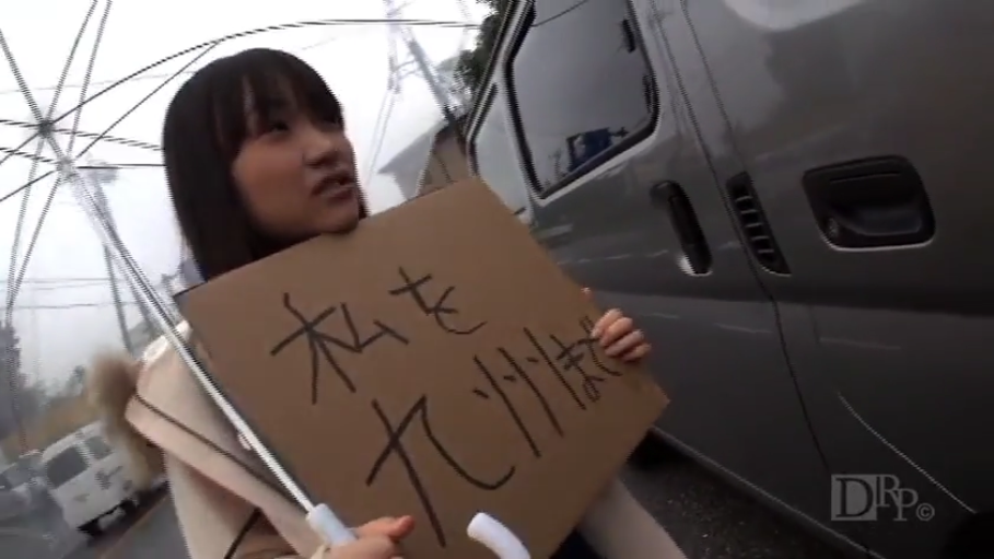 交谈中 · 纸板 · 浅色外套 · 车外 · 纸板文字特写 · 阴天环境