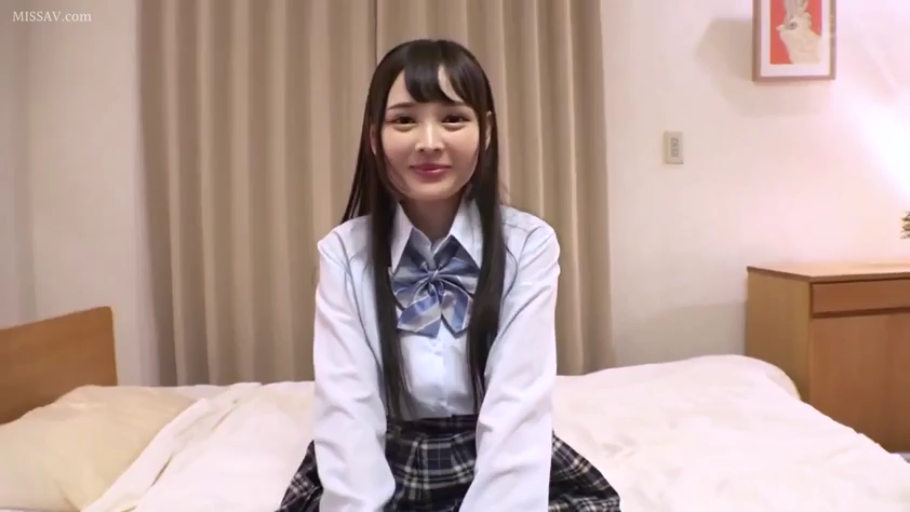 座り姿勢 · 寝室 · 微笑 · ベッド · カメラに向かって · JK制服 · 亚洲