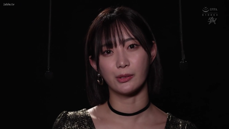 忧郁 · 面部特写 · 谈话 · 摄影棚 · 短发 · 正面 · 黑色亮片装 · 吊挂麦克风