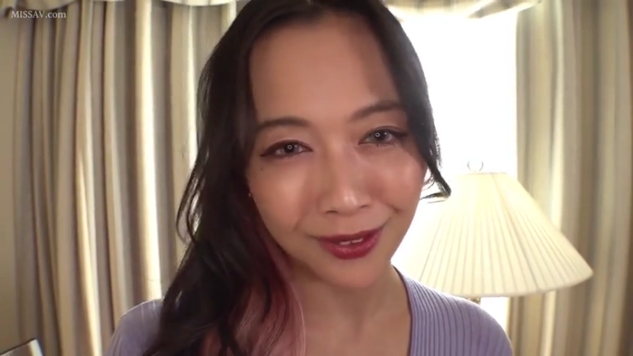 妩媚 · 酒店房间 · 台灯 · 五官特写 · 室内光线充足 · 淡紫色针织上衣
