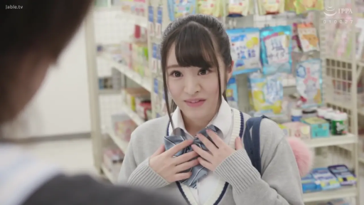 脸部特写 · 略带惊讶 · 灰色针织开衫 · 便利店 · 制服领结