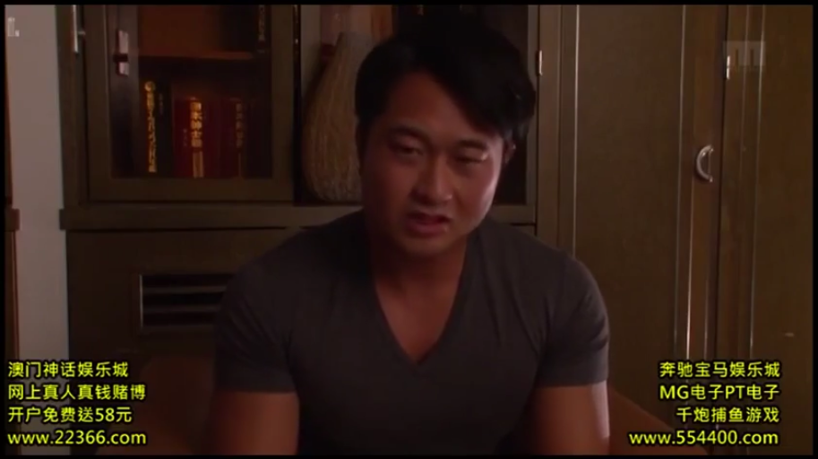 室内 · 坐姿 · 严肃 · 半身 · 对视 · 书柜 · 短袖T恤 · 亚裔男性