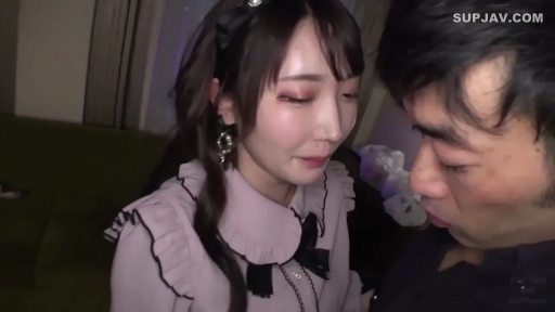 室内 · 紧张 · 粉色荷叶边衬衫 · 男性侧脸 · 黑色发箍