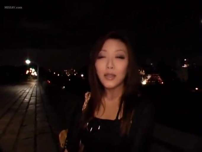 微かに口を開く · 顔部のクローズアップ · 街道 · 黑色外套 · 夜拍