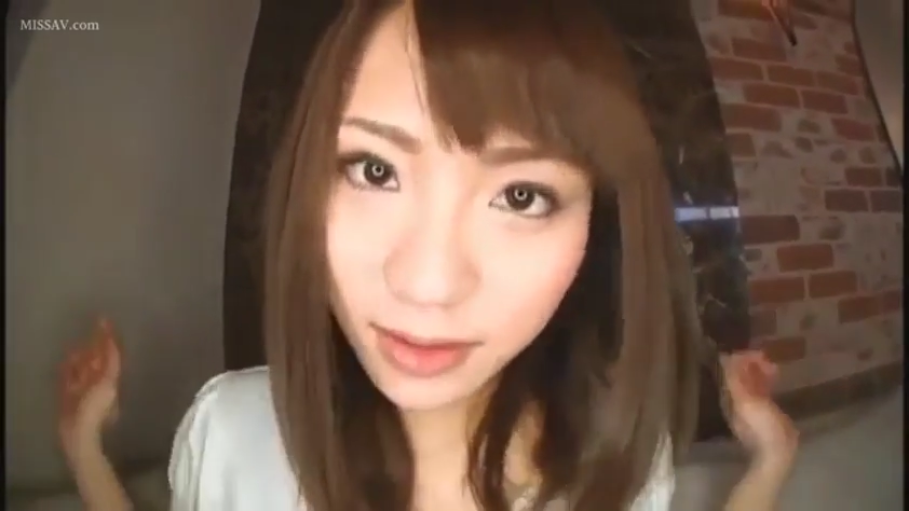 室内 · 注视镜头 · 面部特写 · 白色上衣