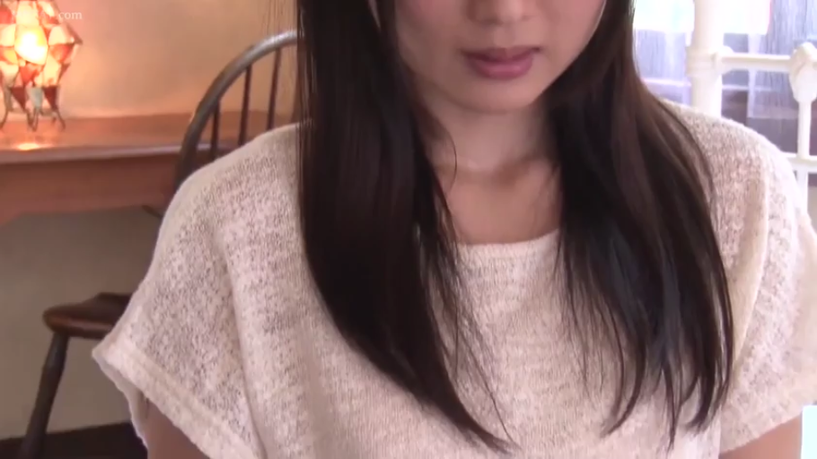 室内 · 坐姿 · 半身 · 针织衫