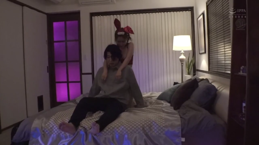 卧室 · 红色兔女郎装 · 头部特写 · 兔耳发箍 · 紫色灯光 · 主动