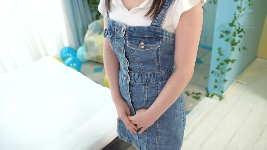 卧室 · 站立 · 羞涩 · 气球 · 躯干特写 · 高清 · 牛仔背带裙 · 双手遮羞