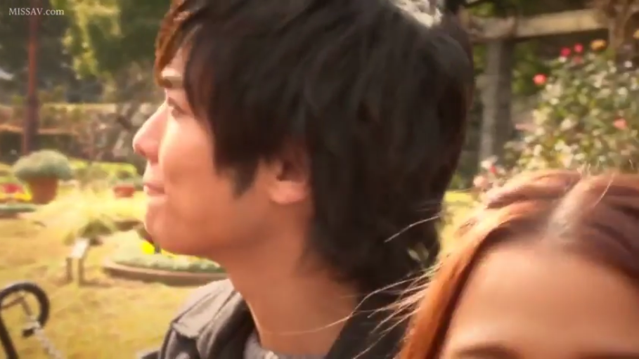 站立 · 休闲装 · 公园 · 侧脸特写