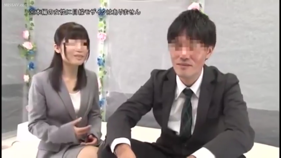 室内 · 交谈 · 中景 · 自然 · 并排坐 · 职业装