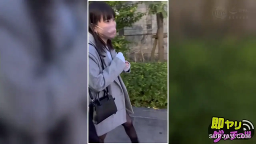 灰色西装外套 · 路人感 · 城市街道 · 浅粉色口罩 · 街拍视角 · 人物半身特写