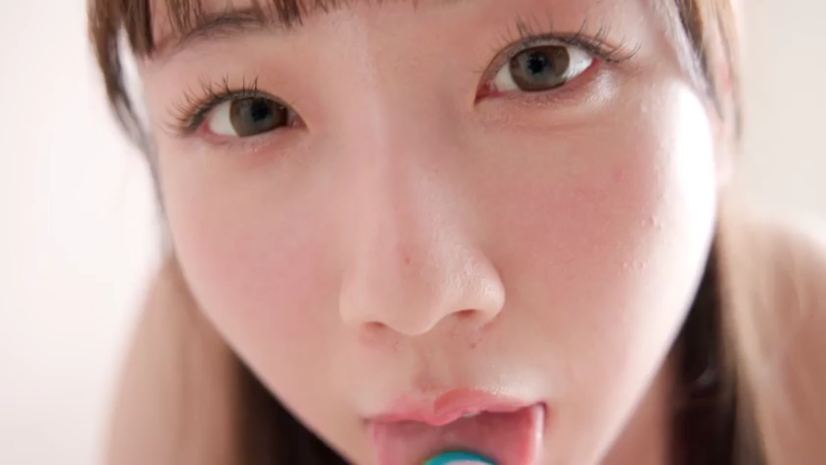 室内 · 俯身 · 脸部特写 · 诱惑 · POV · 裸肩 · 牙刷 · 舔