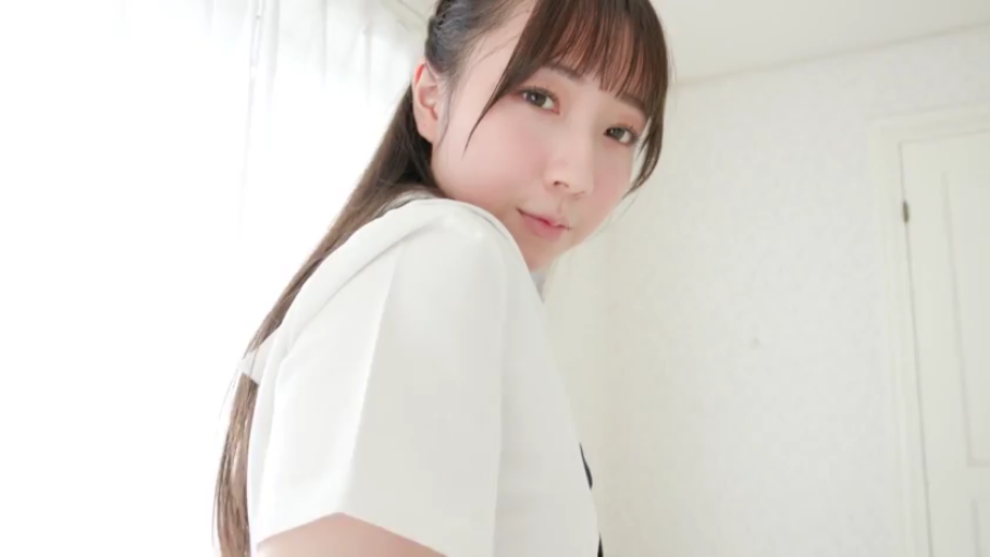 肩部 · 明亮的室内 · 白色学生制服 · 眼神直视 · 自然光线