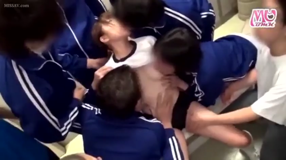 室内 · 中景 · 仰卧 · 运动服