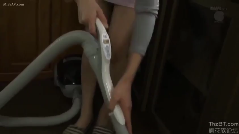 房间 · 腿部特写 · 短款下装 · 吸尘器