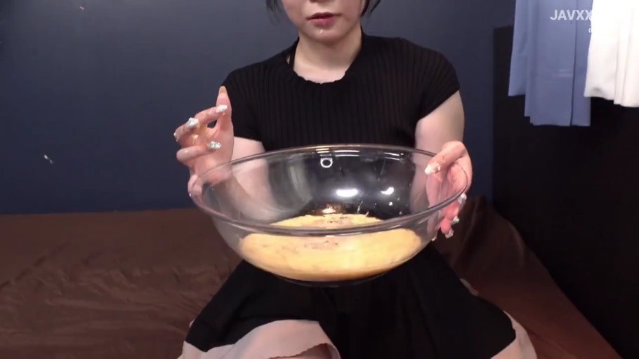 卧室 · 冷漠 · 黑色针织衫 · 碗内液体特写 · 玻璃碗 · 碗内大量精液