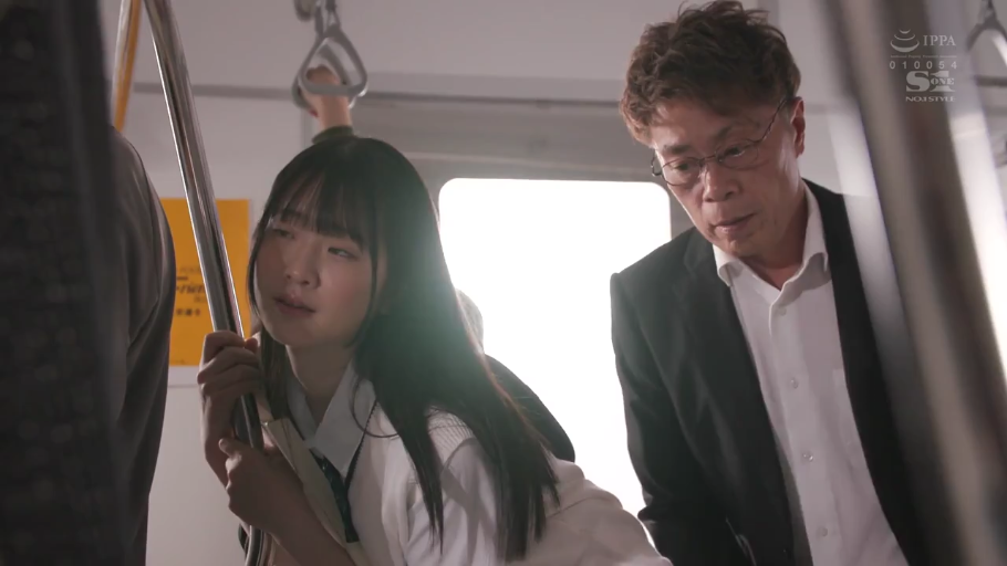 顔部のクローズアップ · ネクタイ · 電車内 · 半闭双眼 · 逆光拍摄