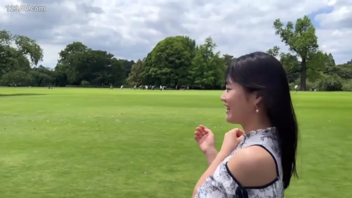 微笑 · 户外草地 · 蓝天白云 · 侧脸特写 · 白色露肩碎花上衣